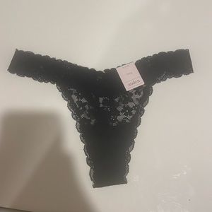 Women’s lace thong panty in black